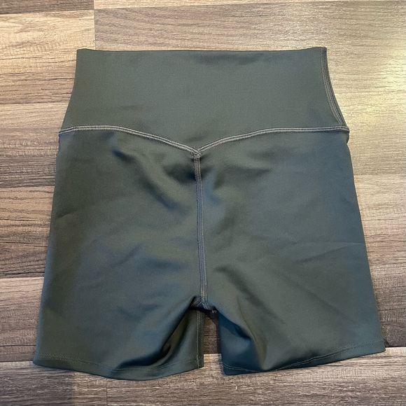 Alo Yoga 5” Airlift Energy Short in Dark Cactus size S Small - Picture 3 of 7